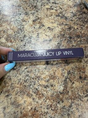 Maracuja Juicy Lip Vinyl - Shimmering mixed berries Shade